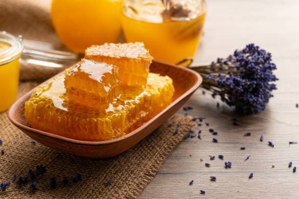 عسل اصل طعم شیرین طبیعت در هر قطره